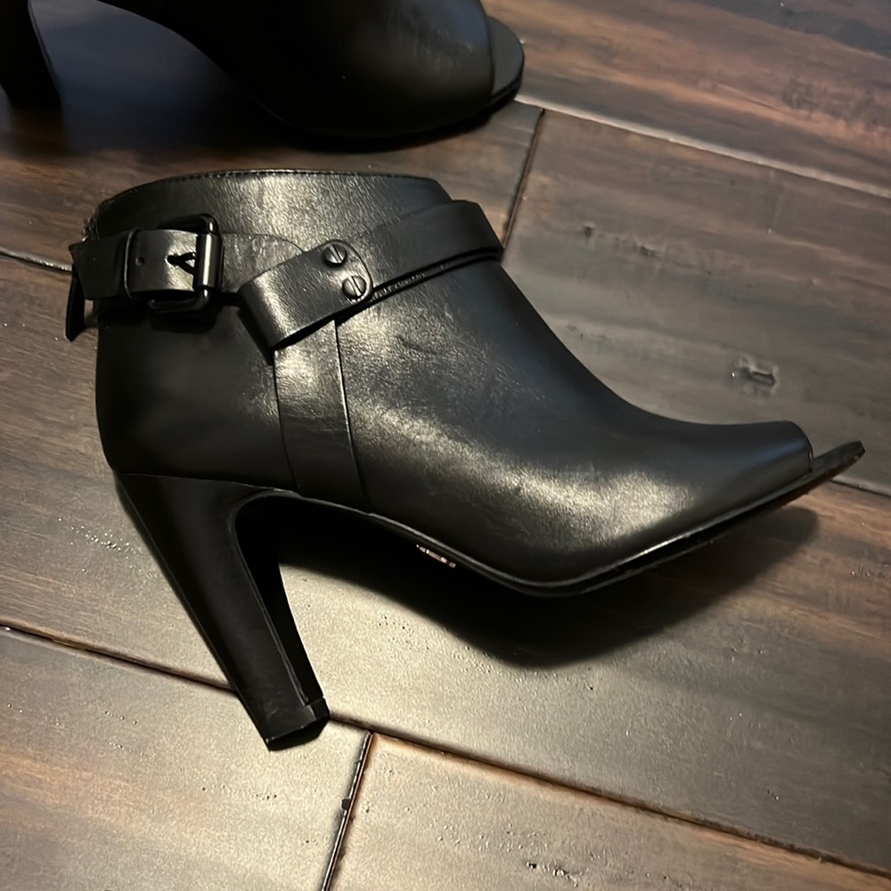 Gently used Vince Camuto Signature Nikoletta Black Leather Women Booties